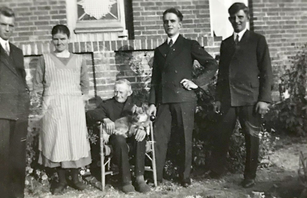 v.l.: Adolf Theiding, Elise (Mutter), Johann (Großvater), Wilhelm und Otto
